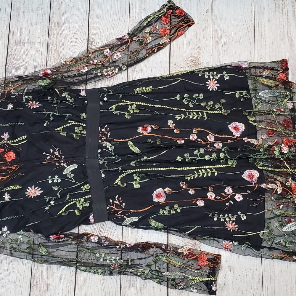 Embroidered dress size L - Picture 3 of 9